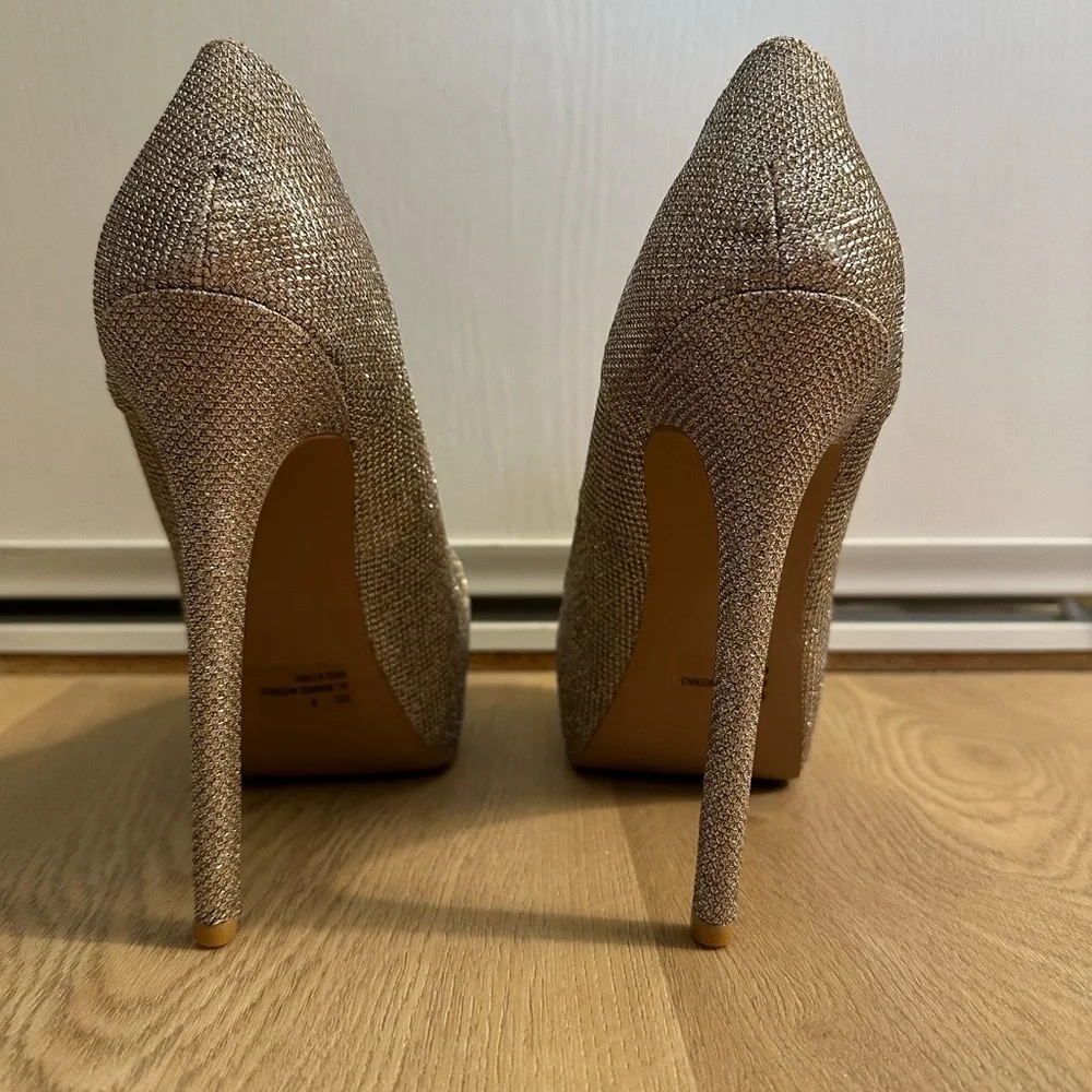 Gently Worn SZ 9 Elegant Gold Women's Heels